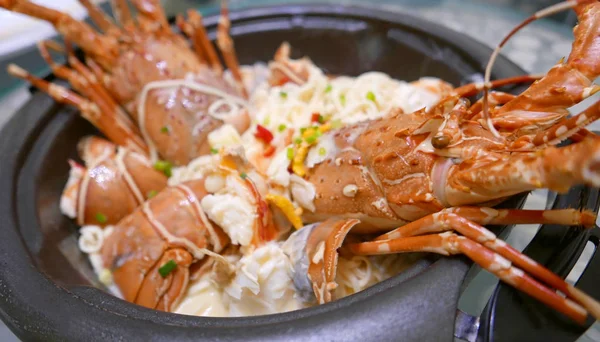 Macarrão Lagosta Caseiro Com Queijo Tigela Preta — Fotografia de Stock