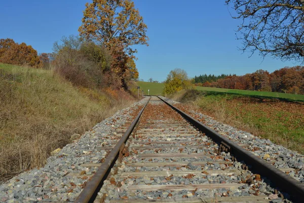 Yerdeki Boş Tren Rayları — Stok fotoğraf