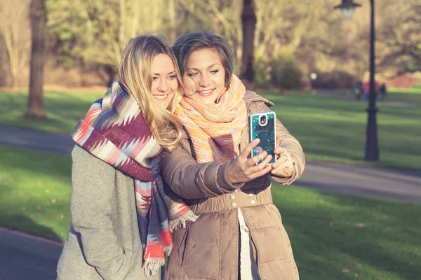 Freundinnen Mit Smartphone Selfie — Stock Photo, Image