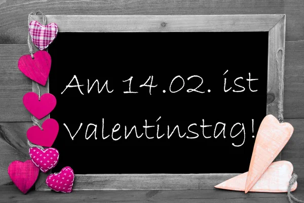 ドイツ語のテキストと黒板バレンタインはバレンタインデーとピンクのハートを意味します ヴィンテージ 素朴なまたはレトロスタイルの木製の背景 黒と白の色のホットスポットのイメージ — ストック写真