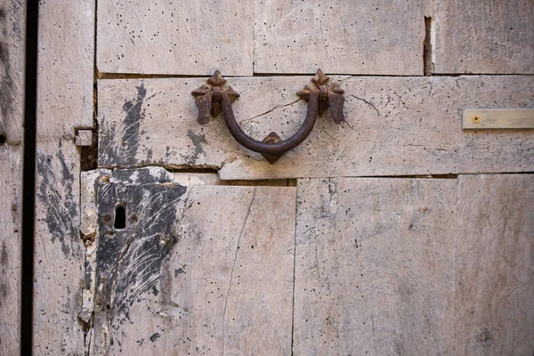 Старая Дверь Отверстием Ключа Ржавой Металлической Ручкой — стоковое фото