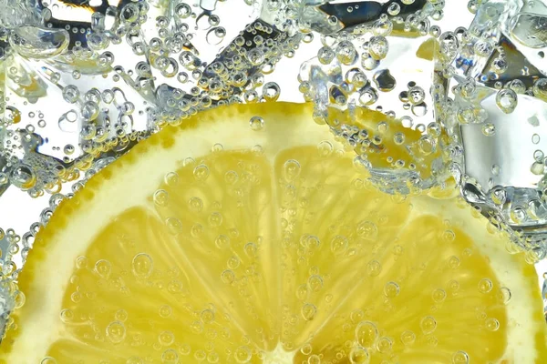 Mineralwasser Bildet Gasblasen Zwischen Eisstücken Aus Acryl Und Einer Zitrone — Stockfoto