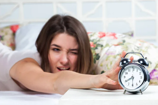 Giovane Bella Ragazza Letto Servizio Orologio Primo Piano — Foto Stock