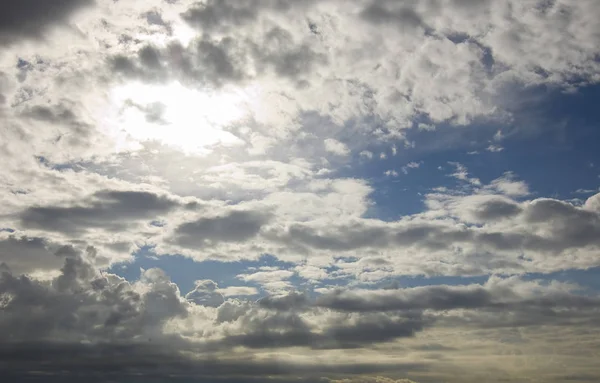 曇り空雲の後ろに青い太陽があり — ストック写真