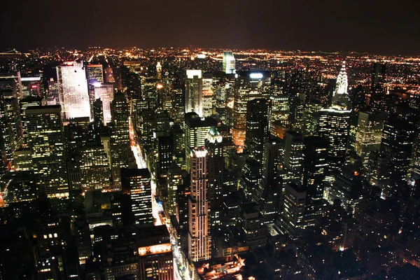 这是一个城市的建筑物和结构相对于纽约天空的局部视图 — 图库照片