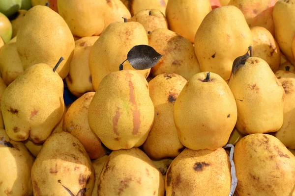 Айва Айва Cydonia Oblonga Cydonia Oblonga Fruit Fruits Fruits Market — стоковое фото
