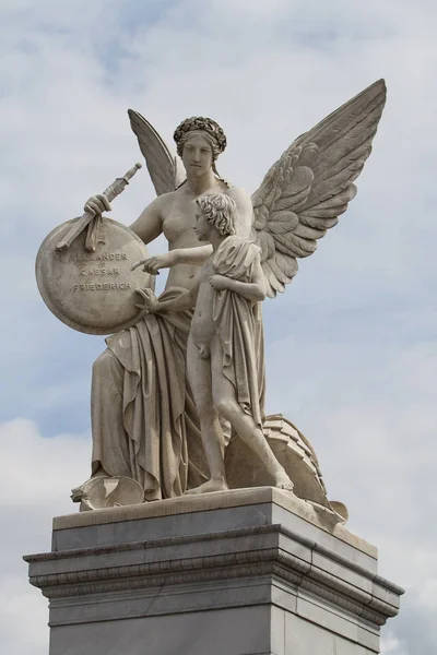 Scultura Sul Ponte Del Palazzo Berlino — Foto Stock