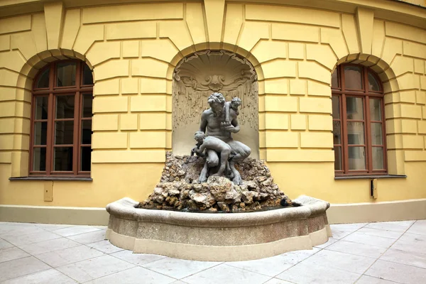 ドイツ劇場の中庭の噴水はアレクサンダー ブルムとジョセフ ランクとカール フィッシャーによって1896年に設計されました彼の羊飼いのフルートと座っている凝ったベースのファン — ストック写真