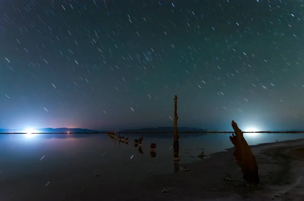 Lakeside Long Exposure Shot Van Twee Mijnen Middernacht — Stockfoto