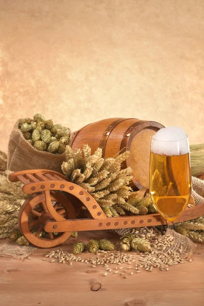 Bicchiere Birra Con Botti Carriola Frumento Orzo Luppolo Malto — Foto Stock