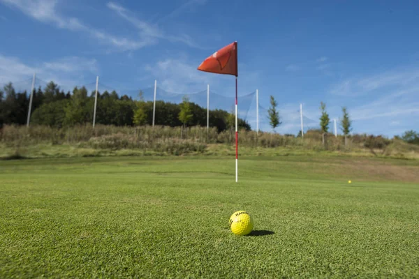 有旗子 高尔夫球场 钢丝绳 上百里瓦 百里瓦 百里瓦 — 图库照片