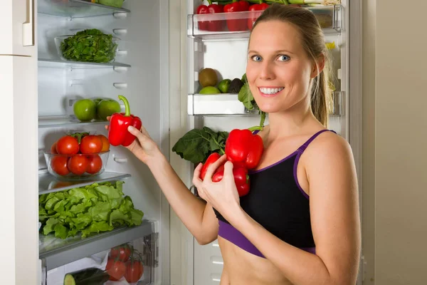 Sportliche Kaukasische Frau Zeigt Gemüse Für Gesunde Ernährung Vor Dem — Stockfoto