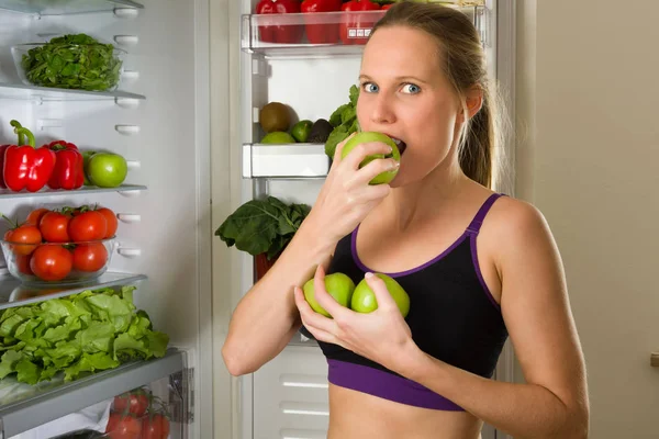 Sportieve Blanke Vrouw Bijt Een Groene Appel Voor Gezond Eten — Stockfoto