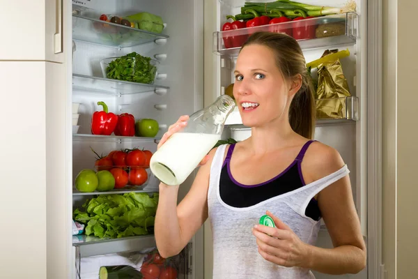 Sportieve Blanke Vrouw Die Melk Drinkt Voor Gezonde Voeding Voor — Stockfoto