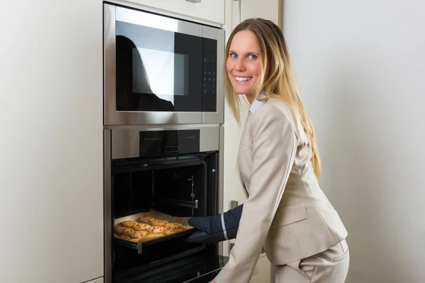 Junge Frau Küche Mit Kuchen — Stockfoto