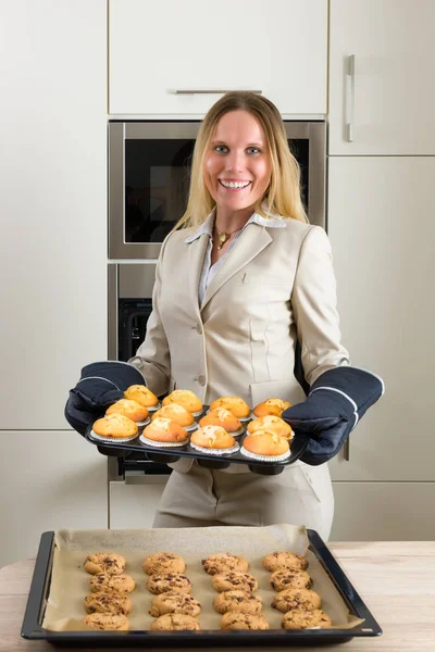 Vrouw Schort Houden Lade Met Gebakken Cupcakes — Stockfoto