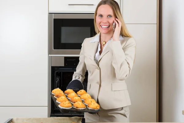 Sorrindo Jovem Mulher Cozinha Segurando Celular — Fotografia de Stock
