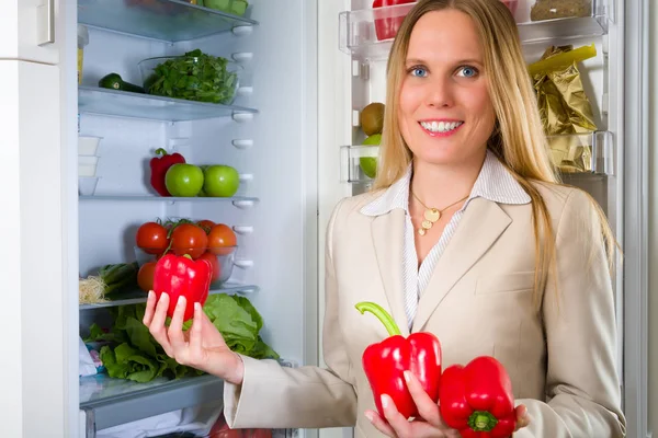 Mulher Negócios Atraente Mostrando Legumes Para Uma Alimentação Saudável Frente — Fotografia de Stock
