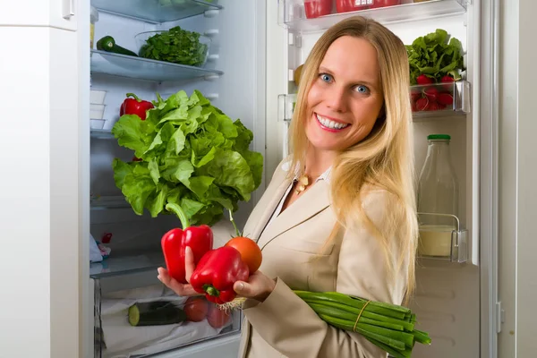 Femme Affaires Attrayante Montrant Des Légumes Pour Une Alimentation Saine — Photo