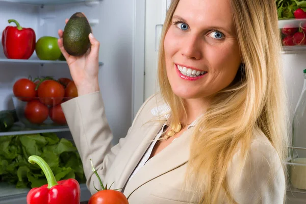 Atractiva Mujer Negocios Mostrando Verduras Para Una Alimentación Saludable Frente —  Fotos de Stock