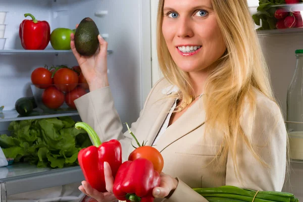 Привлекательная Деловая Женщина Показывает Овощи Здорового Питания Перед Холодильником — стоковое фото
