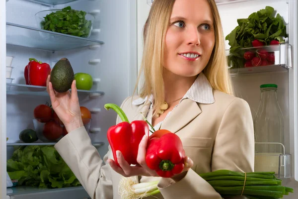 Femme Affaires Attrayante Montrant Des Légumes Pour Une Alimentation Saine — Photo