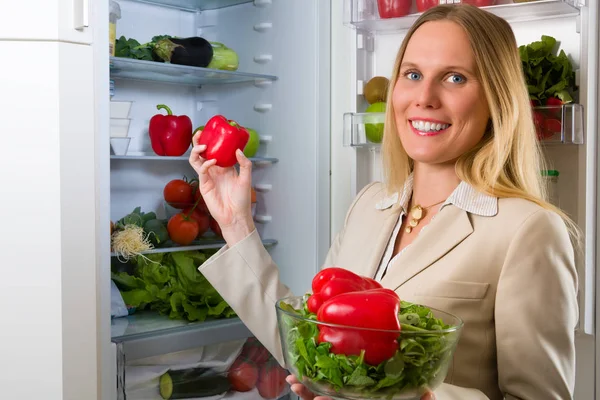 Ελκυστική Επιχειρηματίας Που Δείχνει Λαχανικά Για Την Υγιεινή Διατροφή Μπροστά — Φωτογραφία Αρχείου