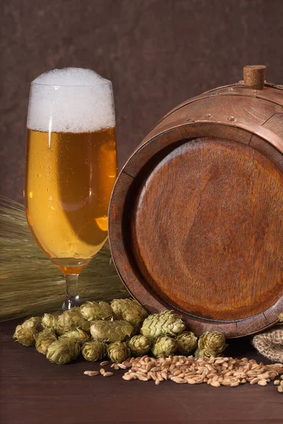 Altes Holzfass Mit Bierglas Weizen Gerste Hopfen Und Malz — Stockfoto