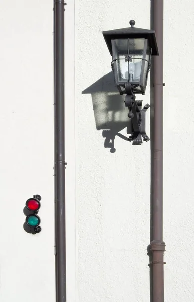 Pohled Železnou Pouliční Lampu Měděné Downspout Malé Červené Zelené Semafory — Stock fotografie