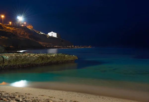 Vue Nocturne Plage Balai Avec Une Petite Église Arrière Plan — Photo