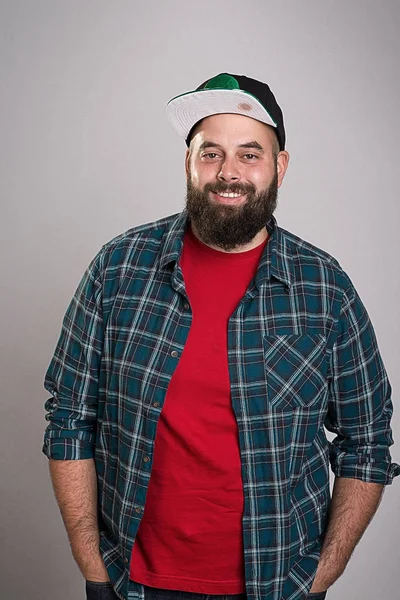 Joven Barbudo Con Gorra Béisbol Sonríe — Foto de Stock