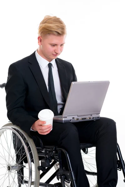 Портрет Молодого Бизнесмена Инвалидной Коляске Компьютером Кофейной Кружкой — стоковое фото