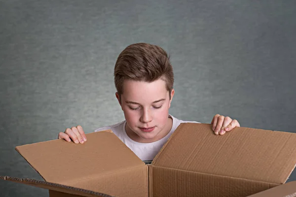 Junge Schaut Einen Großen Karton — Stockfoto