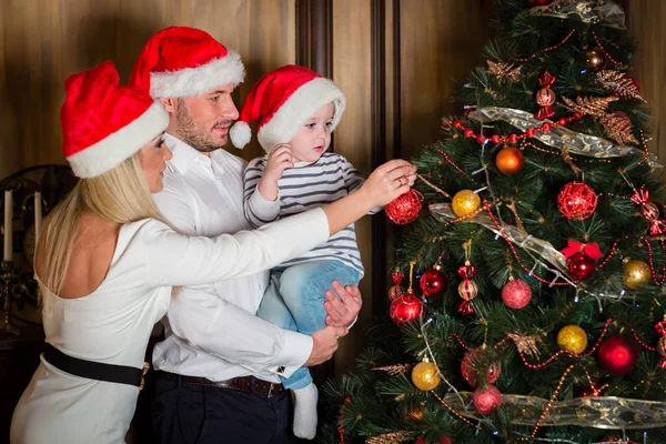 Маленький Мальчик Родителями Украшает Елку Доме Счастливая Семья Новым Годом — стоковое фото