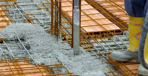 Bauarbeiter Verdichtet Flüssigen Zement Bewehrungsform Bei Betonierarbeiten — Stockfoto