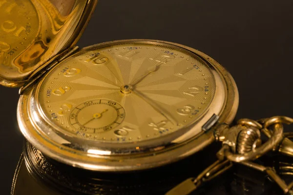 Zegarek Kieszonkowy Czarnym Tle — Zdjęcie stockowe