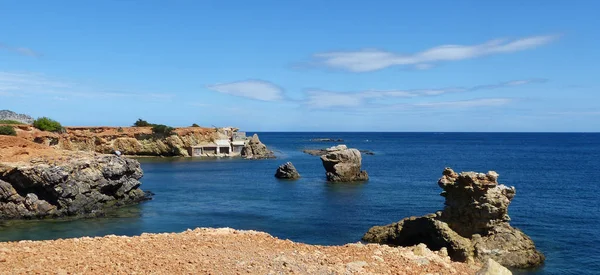 Klippbrant Vid Havet — Stockfoto