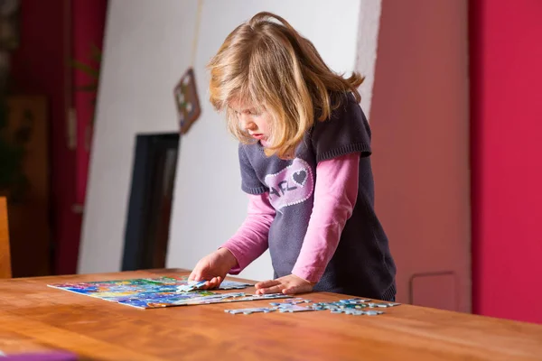 Niña Rubia Haciendo Rompecabezas — Foto de Stock