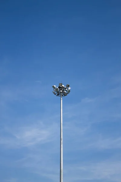 Elektriciteitspost Staat Alleen Tussen Blauwe Lucht Achtergrond — Stockfoto