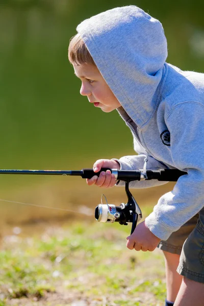 Giovane Ragazzo Concentra Durante Pesca Uno Stagno — Foto Stock