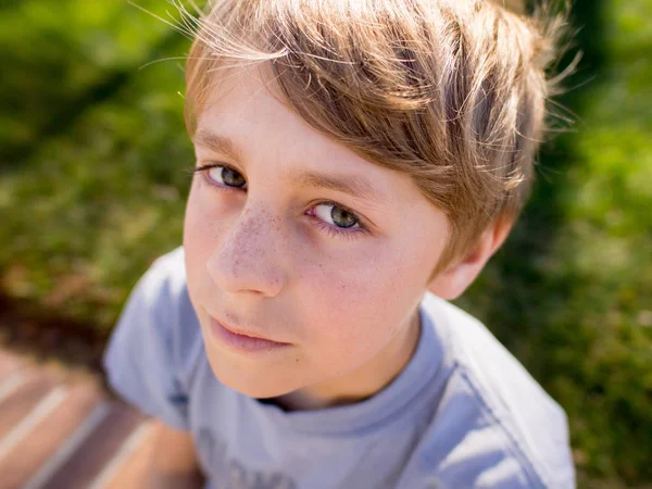 Close Portret Van Jaar Oud Jongen Zonneschijn — Stockfoto