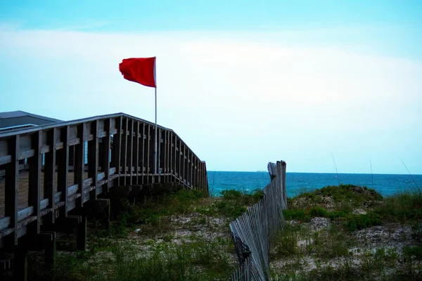 Strandpromenad Till Stranden Med Röd Flagga Som Seglar — Stockfoto