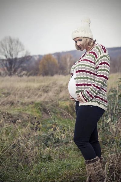第9个月的孕妇 — 图库照片
