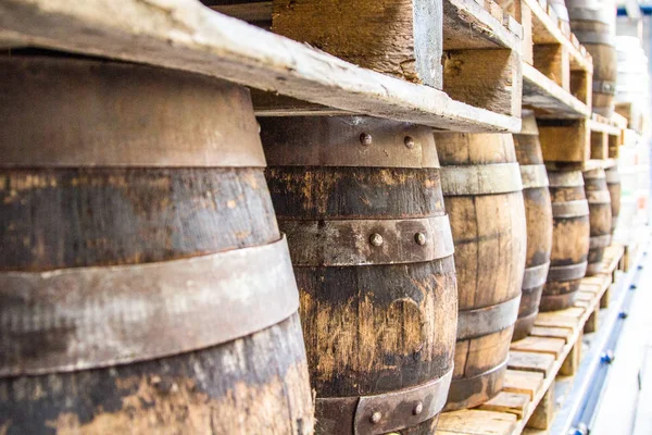 Drewniane Beczki Ciężarówce Tradycyjne Przechowywanie Piwa Innych Napojów Alkoholowych — Zdjęcie stockowe