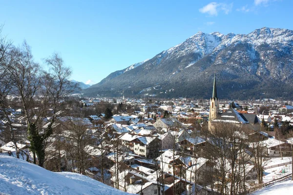Garmisch Partenkirchen Paisagem Urbana Partenkirchener Inverno Com Vista Para Igreja — Fotografia de Stock