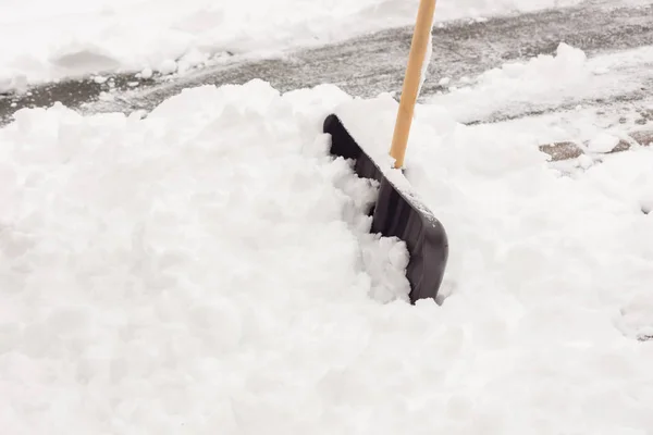 Snöskyffel Och Marken — Stockfoto