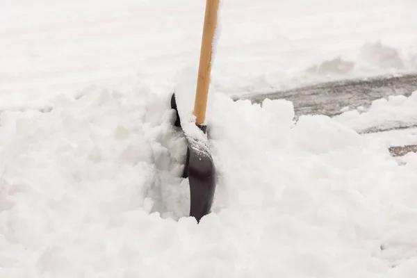 Uomo Affari Che Arrampica Sulla Pala Nella Neve — Foto Stock