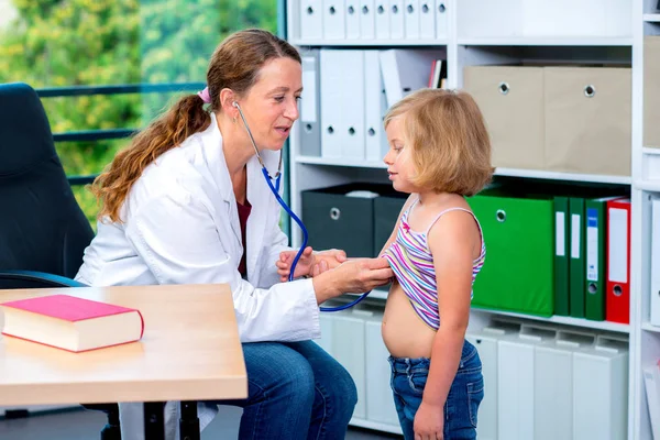 Pediatra Feminino Jaleco Branco Examinado Menina — Fotografia de Stock