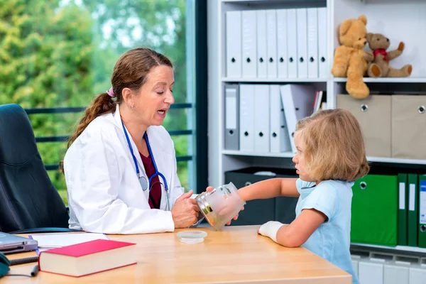 Vrouwelijke Kinderarts Wit Lab Jas Heeft Candys Voor Een Klein — Stockfoto