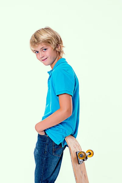 Menino Vestido Azul Com Skate Frente Fundo Branco — Fotografia de Stock